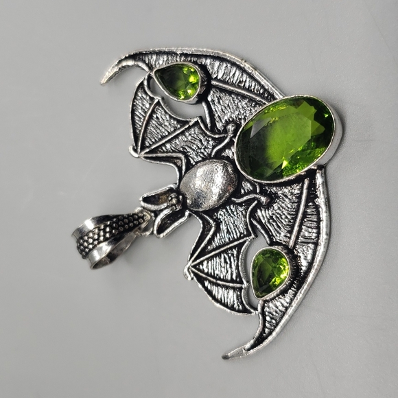 Jewelry - Peridot bat pendant